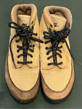 Vintage Men’s Nike ACG Hiking Boots Tan With Black and Blue Laces